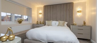 Spacious 4BR Home | Garden | Parking | Sleeps 7 - Pass the Keys