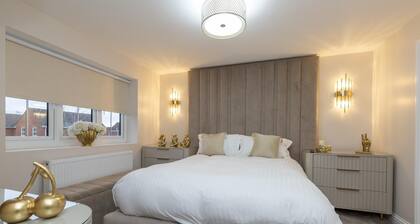 Spacious 4BR Home | Garden | Parking | Sleeps 7 - Pass the Keys