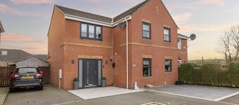 Spacious 4BR Home | Garden | Parking | Sleeps 7 - Pass the Keys