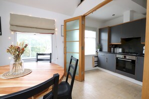 Fridge, microwave, oven, coffee/tea maker - Dreamy Riverside Island Apartment - Central Oxford - Pass the Keys (Oxford)