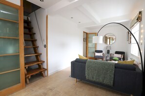 TV - Dreamy Riverside Island Apartment - Central Oxford - Pass the Keys (Oxford)