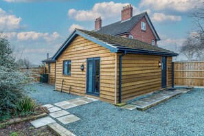 Exterior - Cosy countryside lodge in quiet surroundings - Pass the Keys (Shrewsbury)