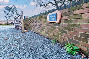Exterior detail - Cosy countryside lodge in quiet surroundings - Pass the Keys (Shrewsbury)