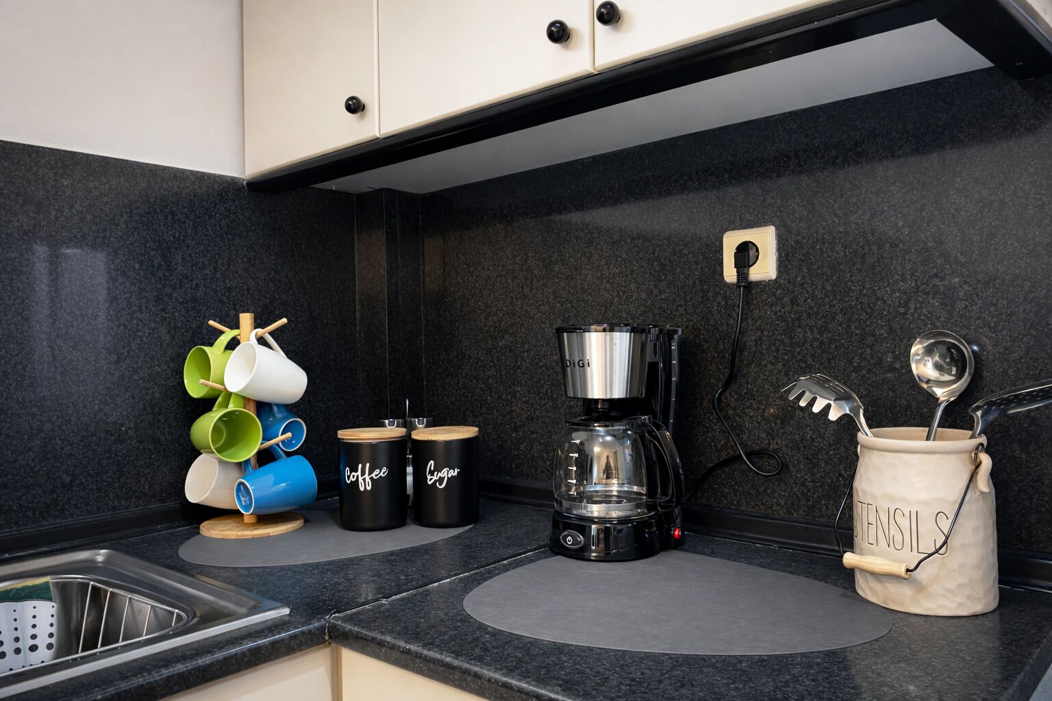 Microonde, piano cottura, macchina per tè/caffè, bollitore elettrico