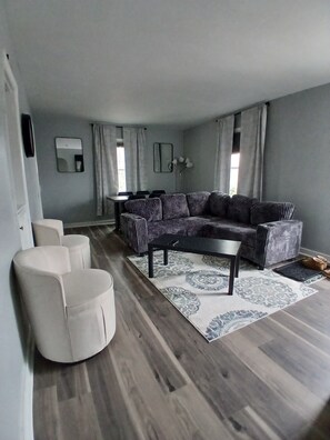 Living area - Spacious Country Retreat – Perfect for Families, Groups & Getaways (Plattsburgh)