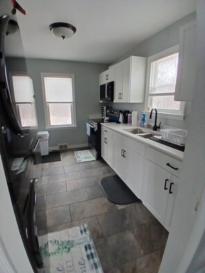 Private kitchen - Spacious Country Retreat – Perfect for Families, Groups & Getaways (Plattsburgh)