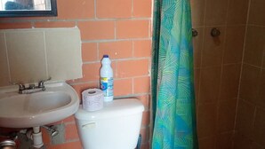 Ein Badezimmer mit Toilette, Waschbecken und Duschvorhang.