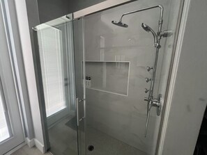 Shower, hair dryer, towels, soap - New 3BR Home w/ Private Pool • 12 Min to Venice Beach • Modern & Spacious (Venice)