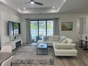 Smart TV, fireplace - New 3BR Home w/ Private Pool • 12 Min to Venice Beach • Modern & Spacious (Venice)