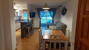 A compact living space with a kitchen, dining area, and seating area. - Bright apartment in Los Llanos downtown (Los Llanos)