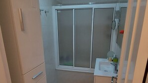 A bathroom with a toilet, sink, and cabinet. - Bright apartment in Los Llanos downtown (Los Llanos)