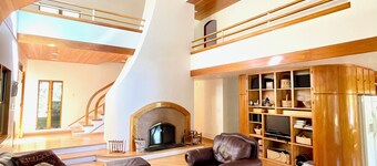Lakeside 3-bedroom house in tranquil Tremont perfect for relaxing stays.