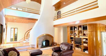 Lakeside 3-bedroom house in tranquil Tremont perfect for relaxing stays.