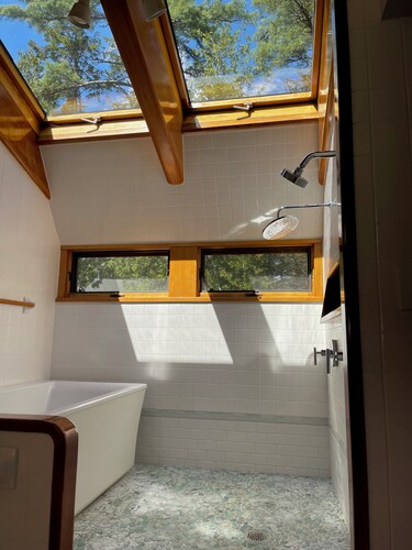 Lakeside 3-bedroom house in tranquil Tremont perfect for relaxing stays.