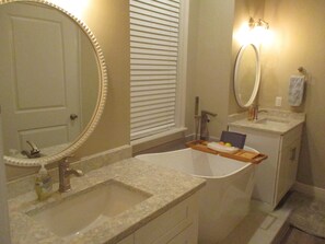 Bathroom - 4-bedroom house Treasure Cay with boat slip available (Treasure Cay)