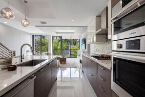 Private kitchen - Modern Miami Oasis Private Rooftop Pool and Lounge (Bay Harbor Islands)
