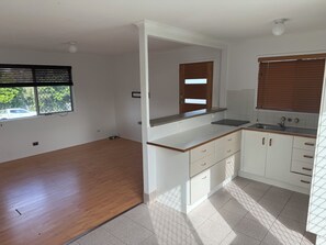 Private kitchen - 500 metres to DREAMWORLD  4 BEDROOM HOUSE 100m to Shops and Boathouse TAVERN (Coomera)