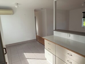 Interior - 500 metres to DREAMWORLD  4 BEDROOM HOUSE 100m to Shops and Boathouse TAVERN (Coomera)
