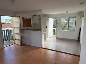Interior - 500 metres to DREAMWORLD  4 BEDROOM HOUSE 100m to Shops and Boathouse TAVERN (Coomera)