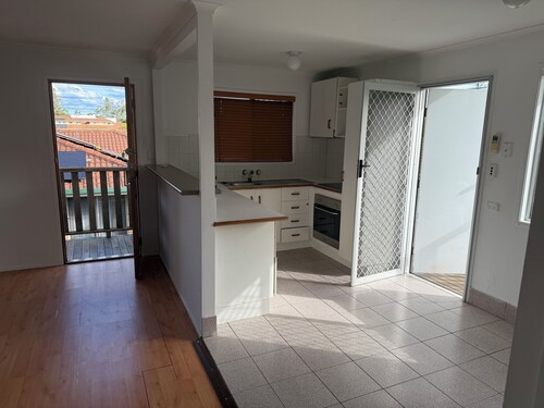 500 metres to DREAMWORLD  4 BEDROOM HOUSE 100m to Shops and Boathouse TAVERN