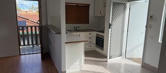 500 metres to DREAMWORLD  4 BEDROOM HOUSE 100m to Shops and Boathouse TAVERN