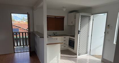 500 metres to DREAMWORLD 4 BEDROOM HOUSE 100m to Shops and Boathouse TAVERN