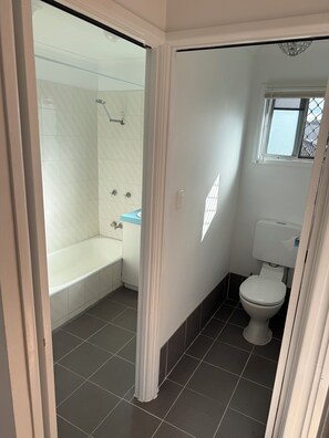 Bathroom - 500 metres to DREAMWORLD  4 BEDROOM HOUSE 100m to Shops and Boathouse TAVERN (Coomera)