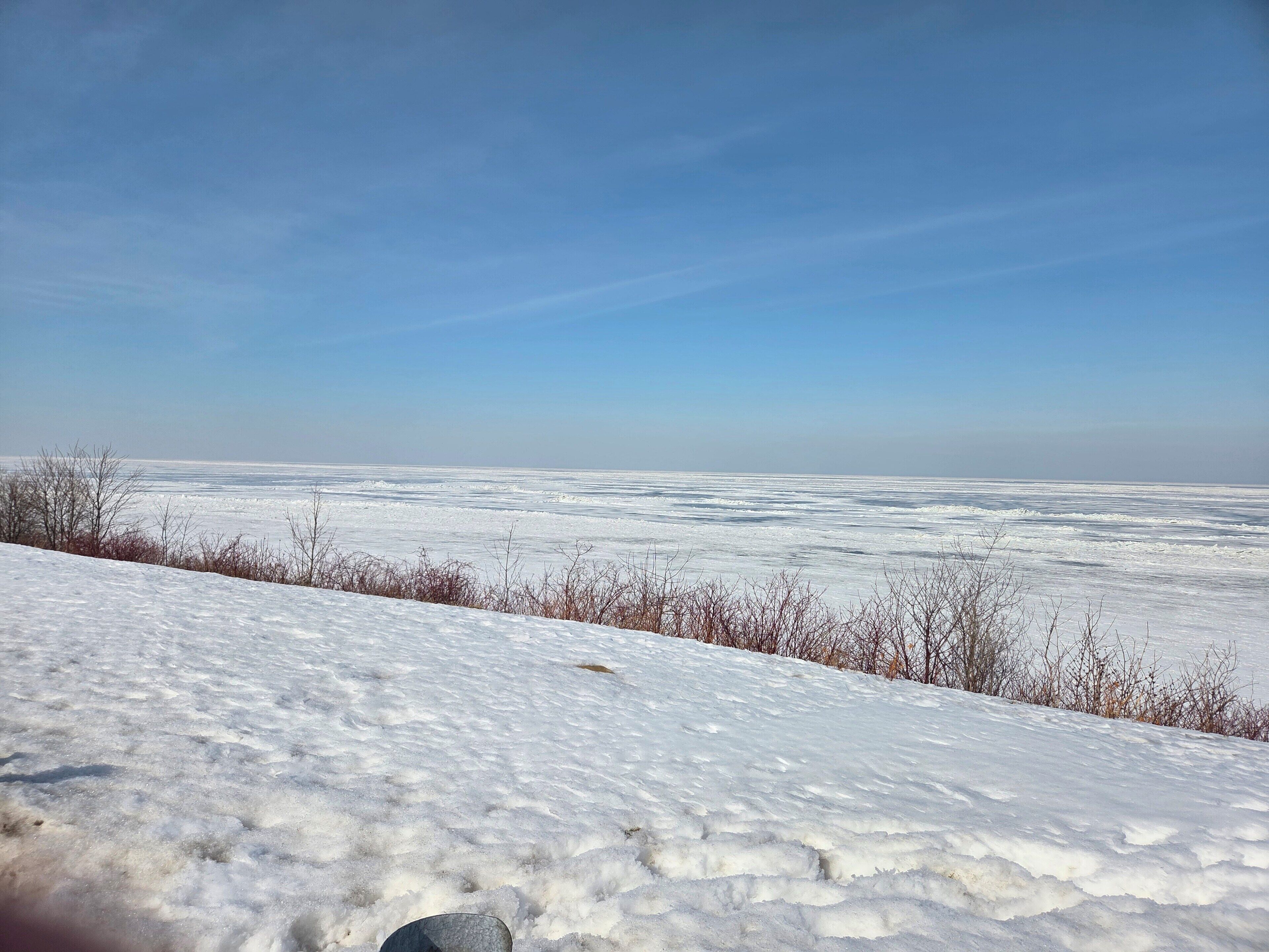 Un paysage enneigé sous un ciel dégagé.