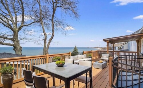 Majestic lake front home w/Private Beach in Ashtabula-Min from GOTL