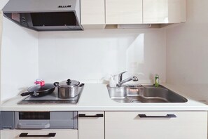 Private kitchen - 4 minutes walk from Tenga Chaya Station|close to Ranba Shinsei Bridge|straight to Umeda Kanzai Airport|2 rooms|Small building with 52 square meters of floor space|Friends Inn 101 (Osaka)