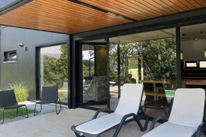 Outdoor dining - Modern Stone Villa: Geres views & Private Pool (Vieira do Minho)