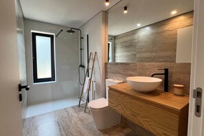 Jabón y papel de baño 