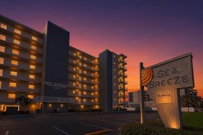 Un hôtel à plusieurs étages, une enseigne indiquant « Brise marine de Madère », et un parking.