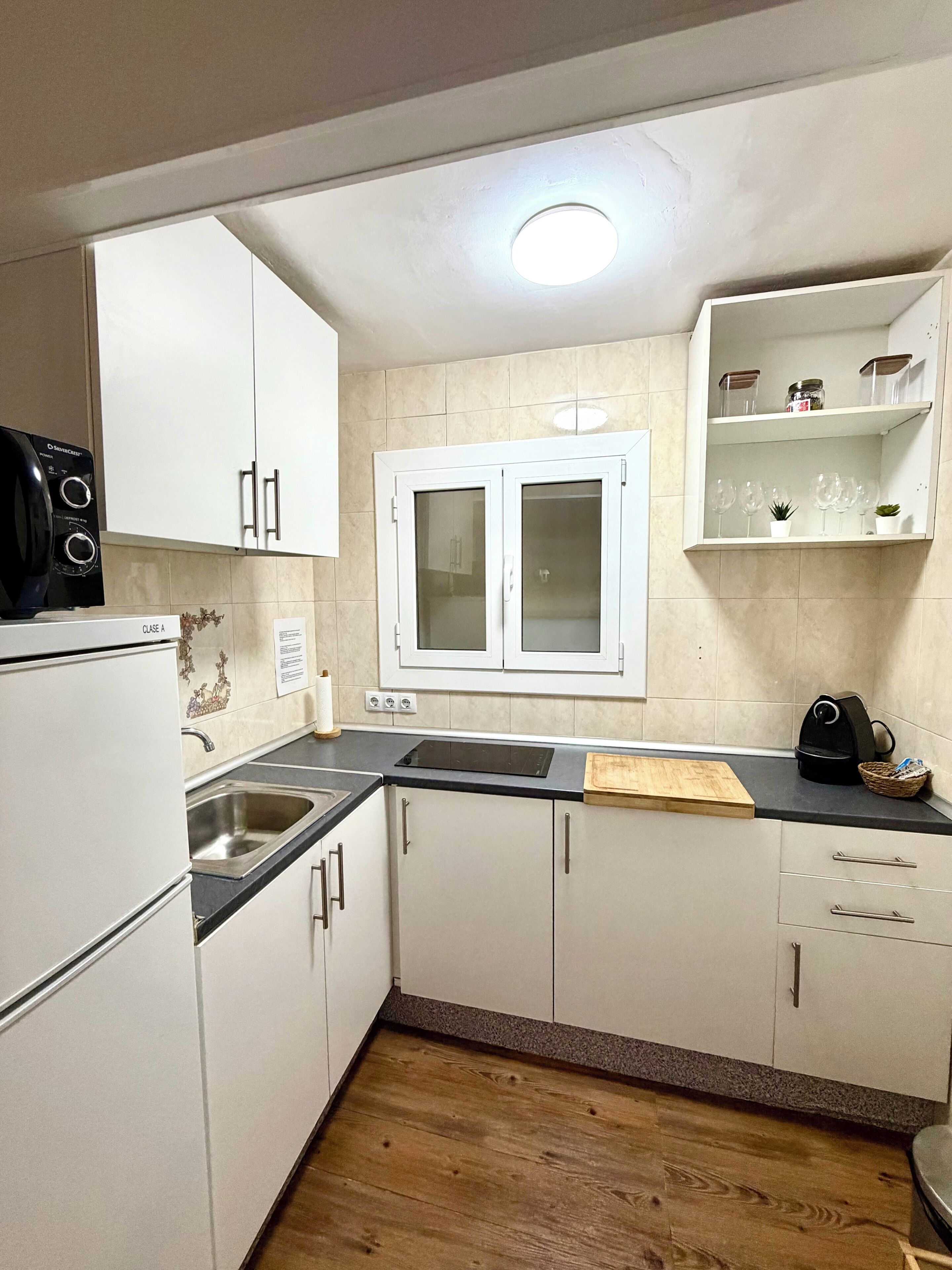 Kühlschrank, Mikrowelle, Herdplatte, Wasserkocher mit Kaffee-/Teezubehör