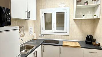 Kühlschrank, Mikrowelle, Herdplatte, Wasserkocher mit Kaffee-/Teezubehör