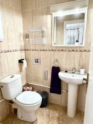 Hair dryer, bidet, towels, soap - Verito's Sweet Escape (Lloret de Mar)