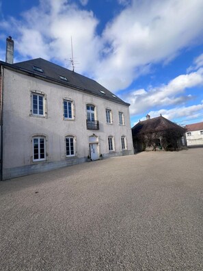 Exterior - LA FORET D'ARC : Burgundy villa with swimming pool & private forest - 10 min Dijon (Arc-sur-Tille)