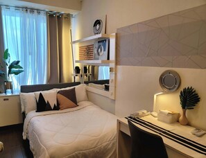 3 bedrooms, iron/ironing board, WiFi, bed sheets - Classy condo unit a few steps to Eastwood Mall (Metro Manila, Quezon City)