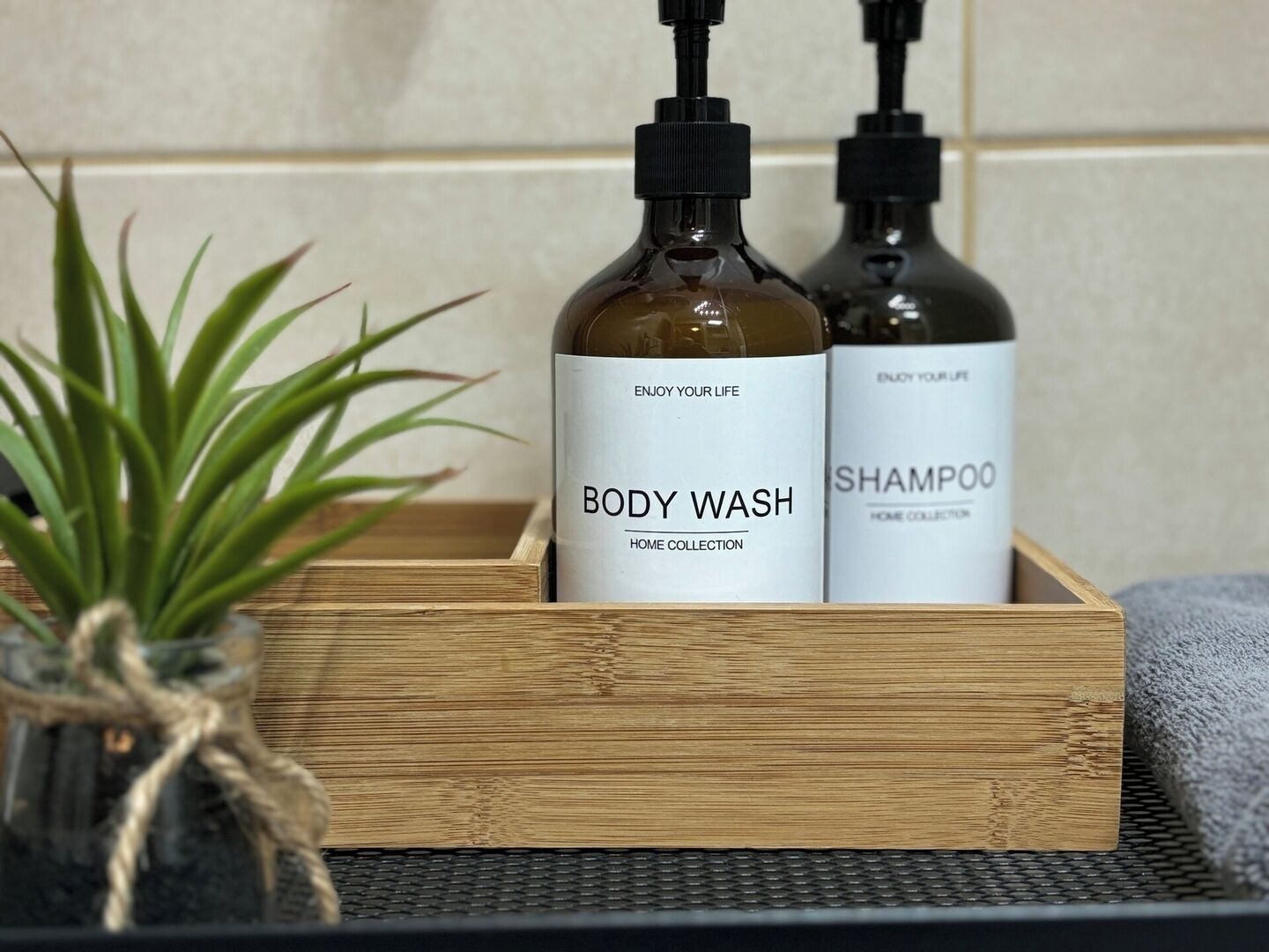 Een houten doosje met twee flesjes douche- en shampoobad.