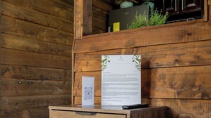 Puinen kaappi, jossa on QR-koodi ja asiakirja, on sijoitettu puiseen seinään, jonka yläpuolella on ikkuna.