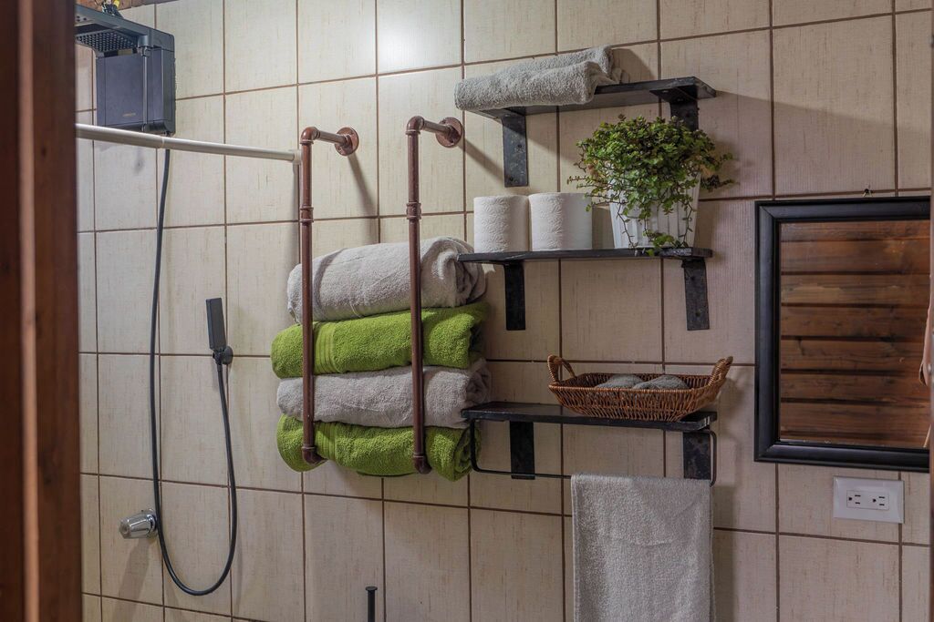 Regadera, toallas, jabón, shampoo 