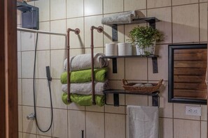 Shower, towels, soap, shampoo - Casa Luka – Nature & Coffee Country Retreat, in La Sabana de Tarrazú. (San Marcos)