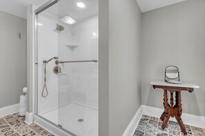 Shower, hair dryer, towels, soap - Cozy River House in the Historic District of Cambridge, MD (Cambridge)