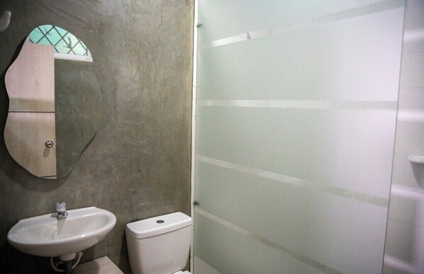 A bathroom with a sink, toilet, and a glass shower enclosure. - Muramar 43 hotel (Cartagena)