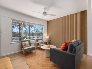 Biệt thự tiện nghi đơn giản | Khu phòng khách