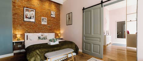 Iron/ironing board, WiFi, bed sheets