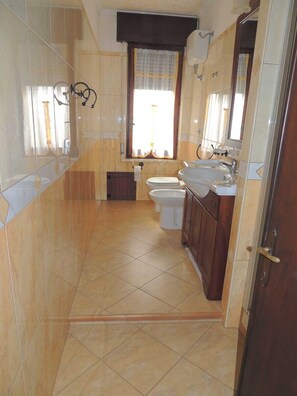 Hair dryer, towels, soap - Vacation apartment in Santa Maria Navarrese, beautiful view (Santa Maria Navarrese)