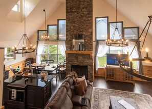 Living area - Gorgeous 5-bedroom 7 beds house with AC in Sevierville views of the smokies (Sevierville)