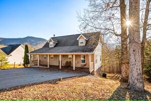 Exterior - Gorgeous 5-bedroom 7 beds house with AC in Sevierville views of the smokies (Sevierville)