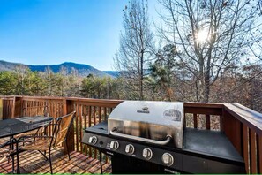 Outdoor dining - Gorgeous 5-bedroom 7 beds house with AC in Sevierville views of the smokies (Sevierville)
